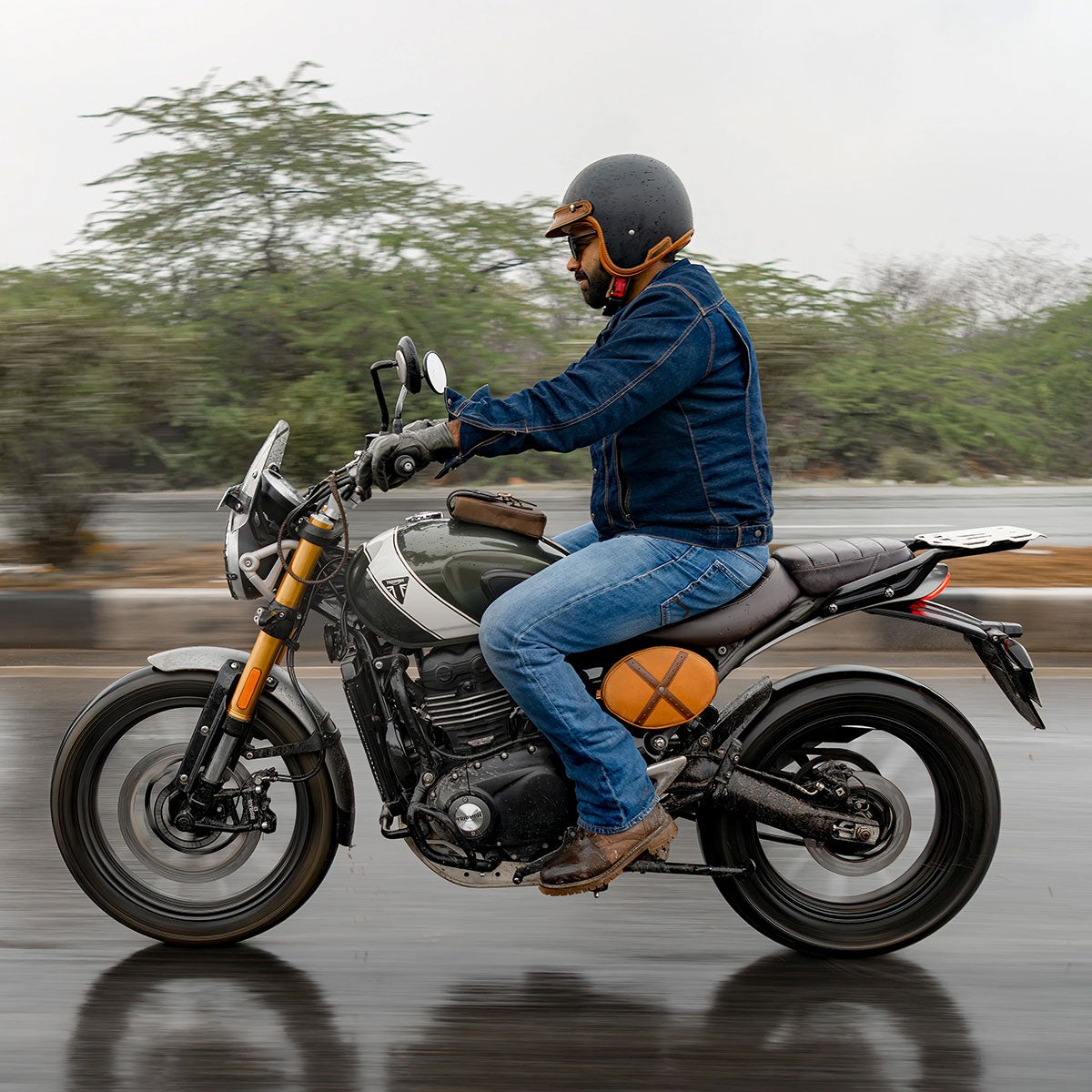 Trip Machine｜スクランブラー エッグ サイドパネルバッグ for トライアンフ スクランブラー400X / XC｜バッグ｜ヴィンテージタン｜使用イメージ