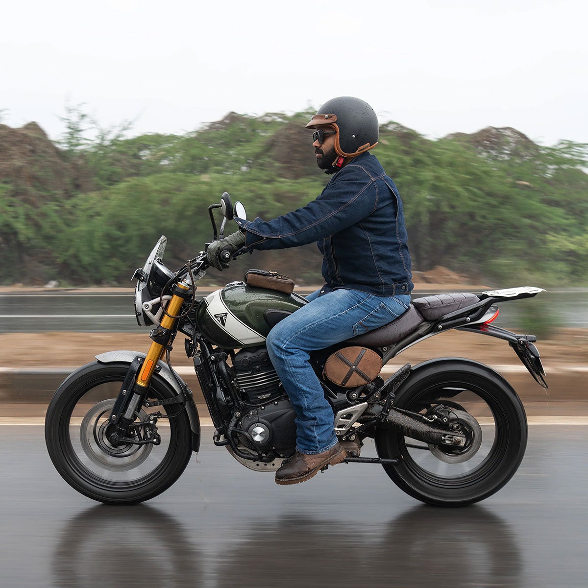 Trip Machine｜スクランブラー エッグ サイドパネルバッグ for トライアンフ スクランブラー400X / XC｜バッグ｜タバコブラウン｜使用イメージ