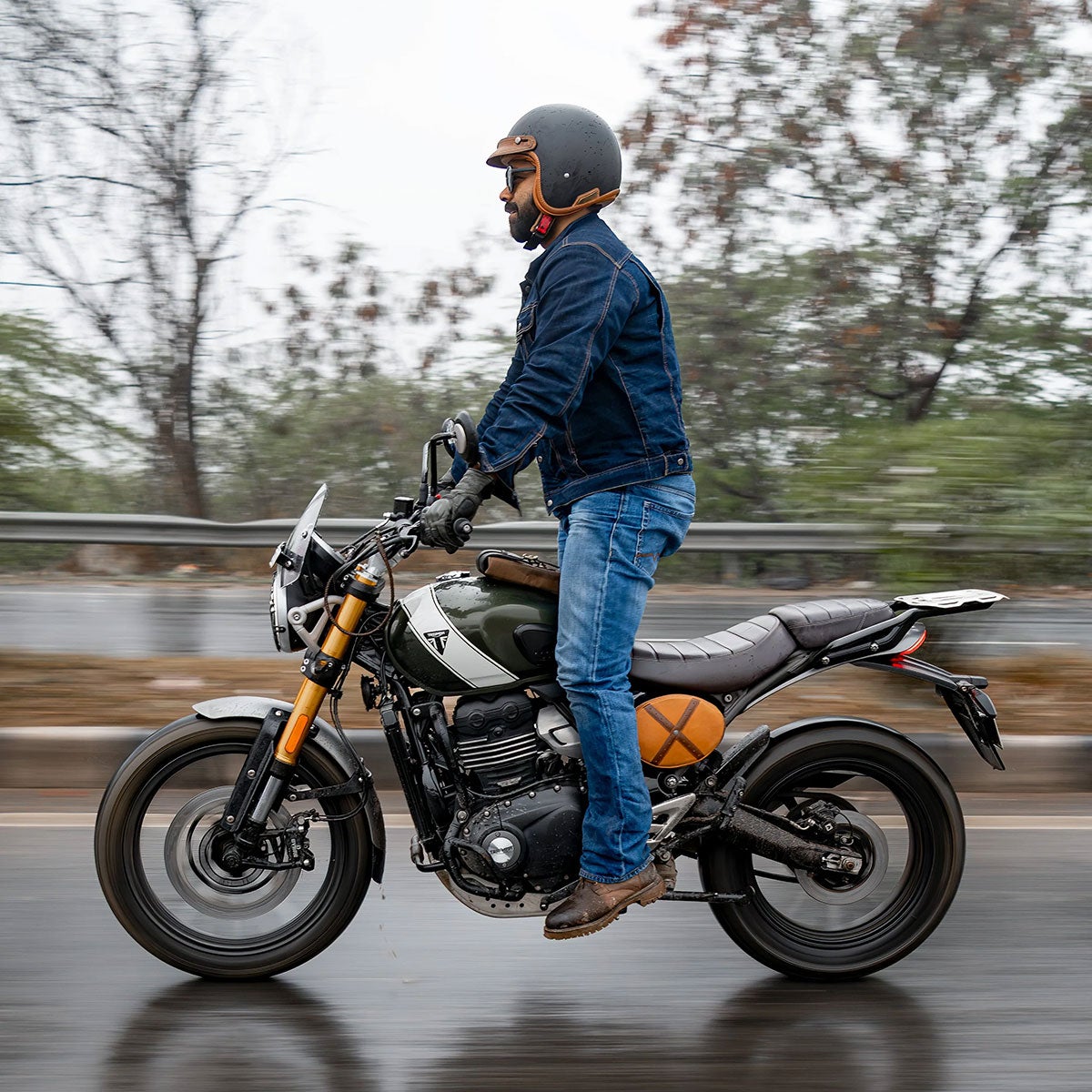 Trip Machine｜スクランブラー エッグ サイドパネルバッグ for トライアンフ スクランブラー400X / XC｜バッグ｜ヴィンテージタン｜使用イメージ