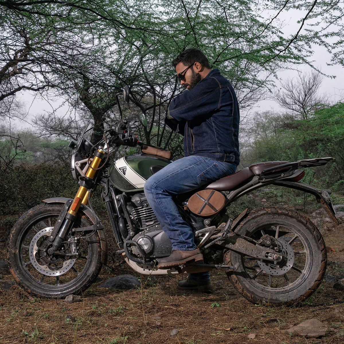 Trip Machine｜スクランブラー エッグ サイドパネルバッグ for トライアンフ スクランブラー400X / XC｜バッグ｜タバコブラウン｜使用イメージ