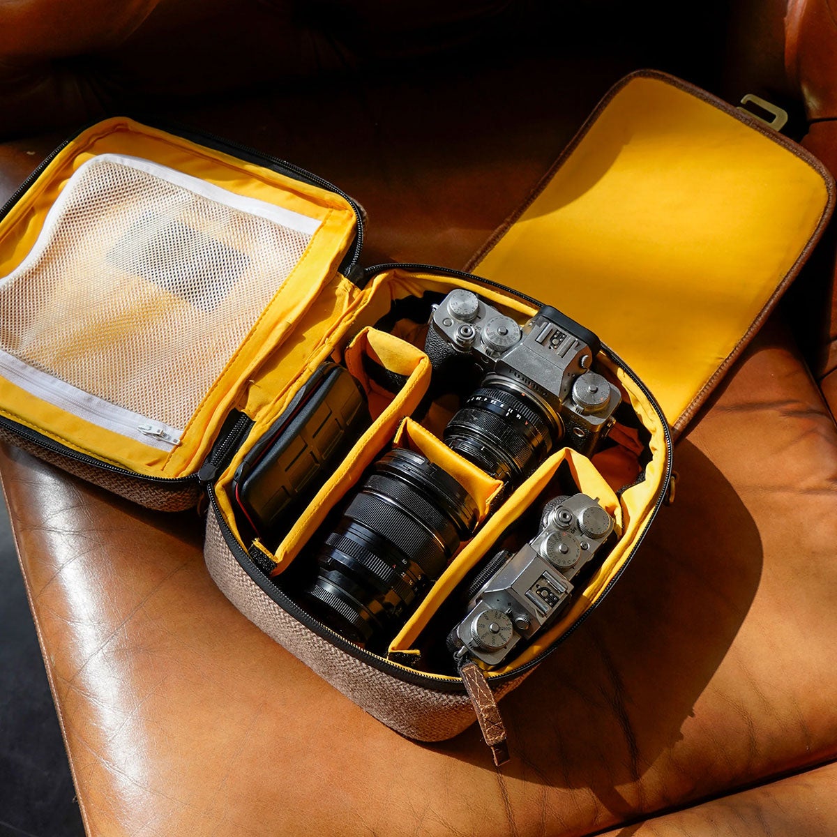 Trip Machine｜DGR × トリップマシン カートグラファー タンクバッグ カメラクッション付き｜バッグ｜コニャック｜使用イメージ