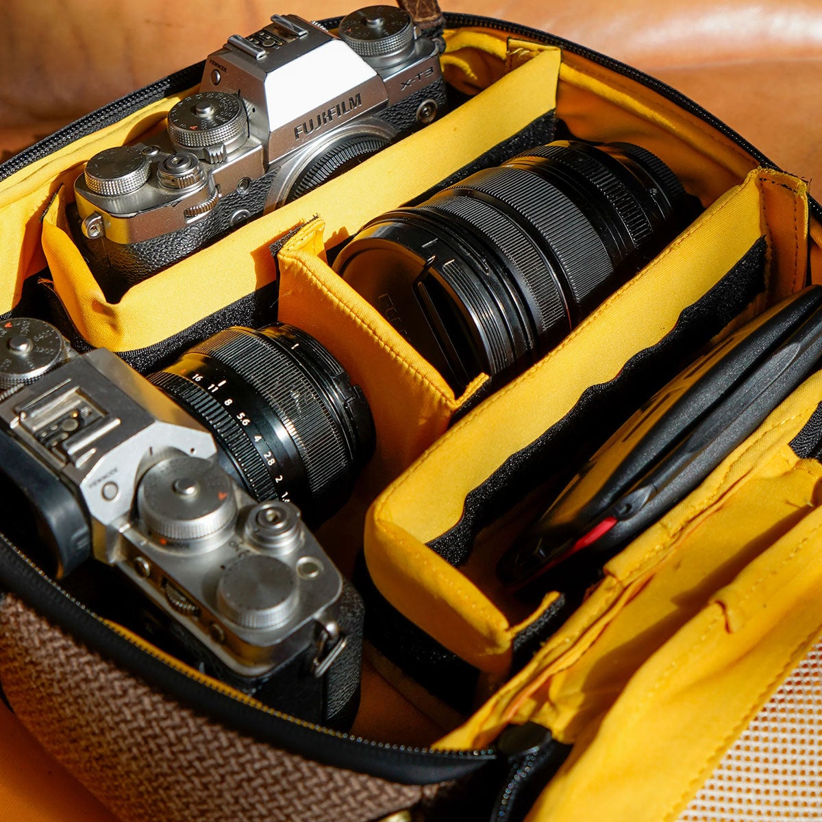 Trip Machine｜DGR × トリップマシン カートグラファー タンクバッグ カメラクッション付き｜バッグ｜コニャック｜使用イメージ