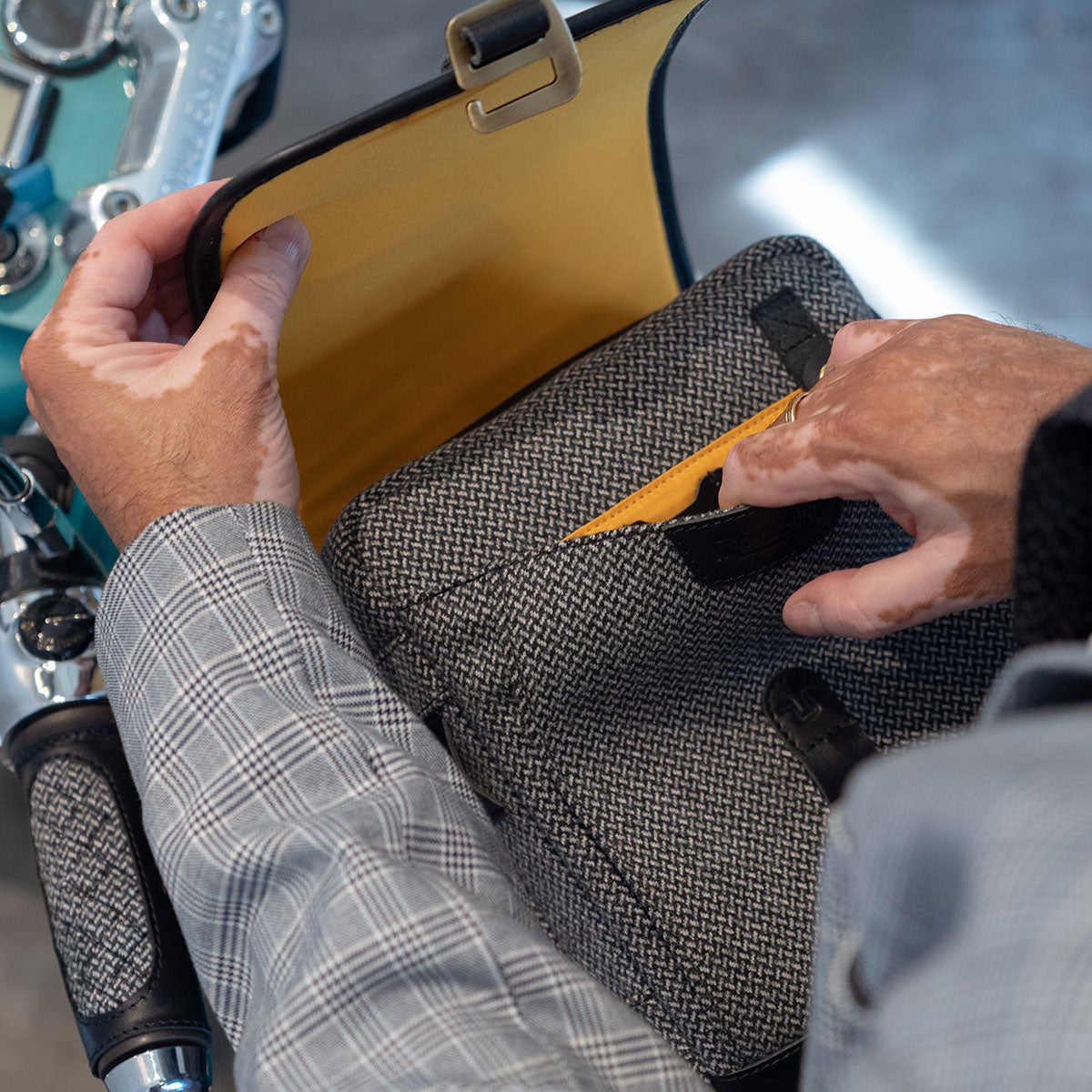 Trip Machine｜DGR × トリップマシン カートグラファー タンクバッグ カメラクッション付き｜バッグ｜ブラック｜使用イメージ