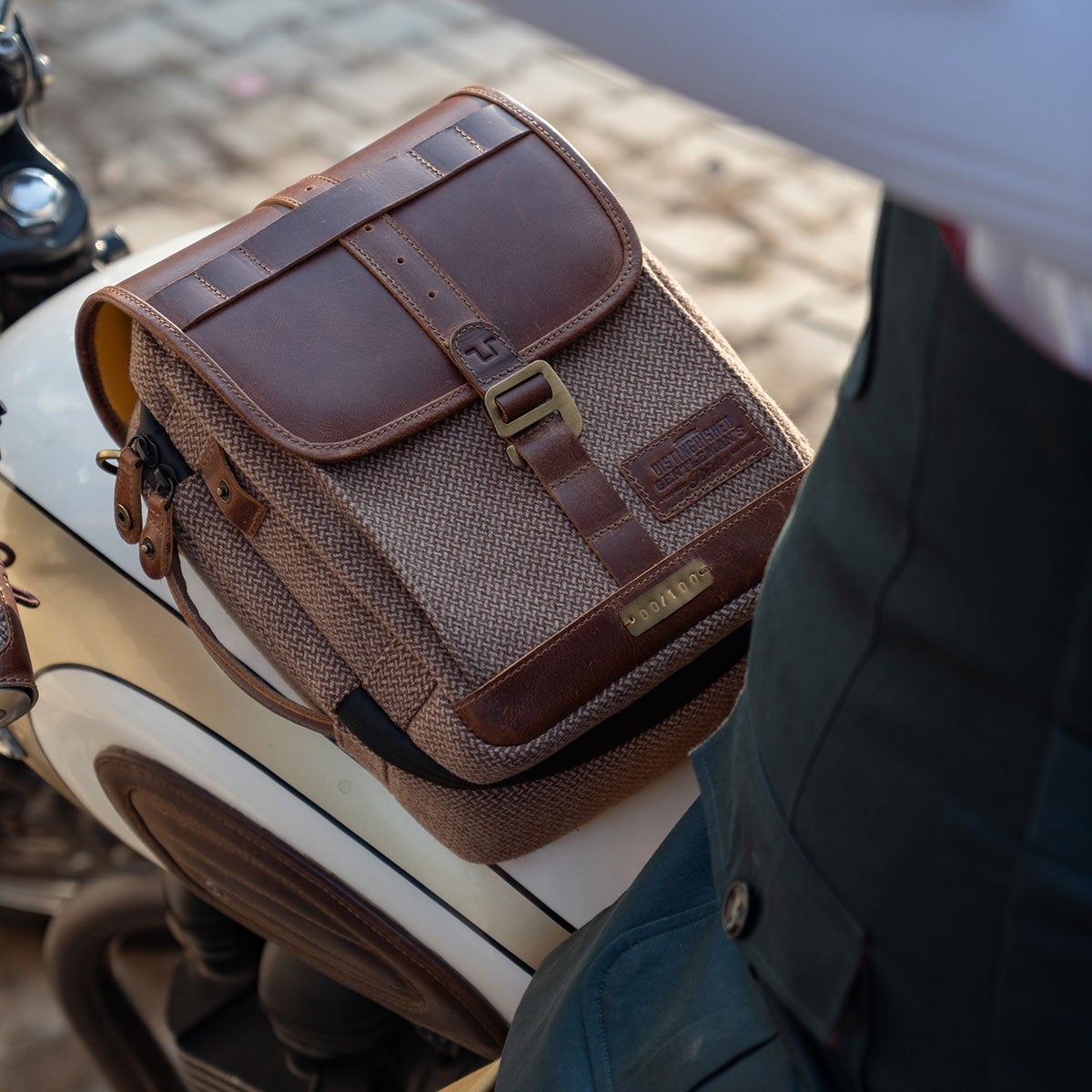 Trip Machine｜DGR × トリップマシン カートグラファー タンクバッグ カメラクッション付き｜バッグ｜コニャック｜使用イメージ