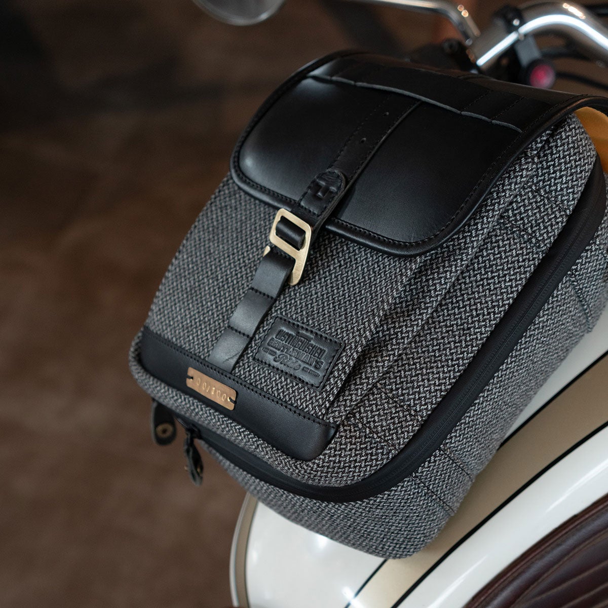 Trip Machine｜DGR × トリップマシン カートグラファー タンクバッグ カメラクッション付き｜バッグ｜ブラック｜使用イメージ