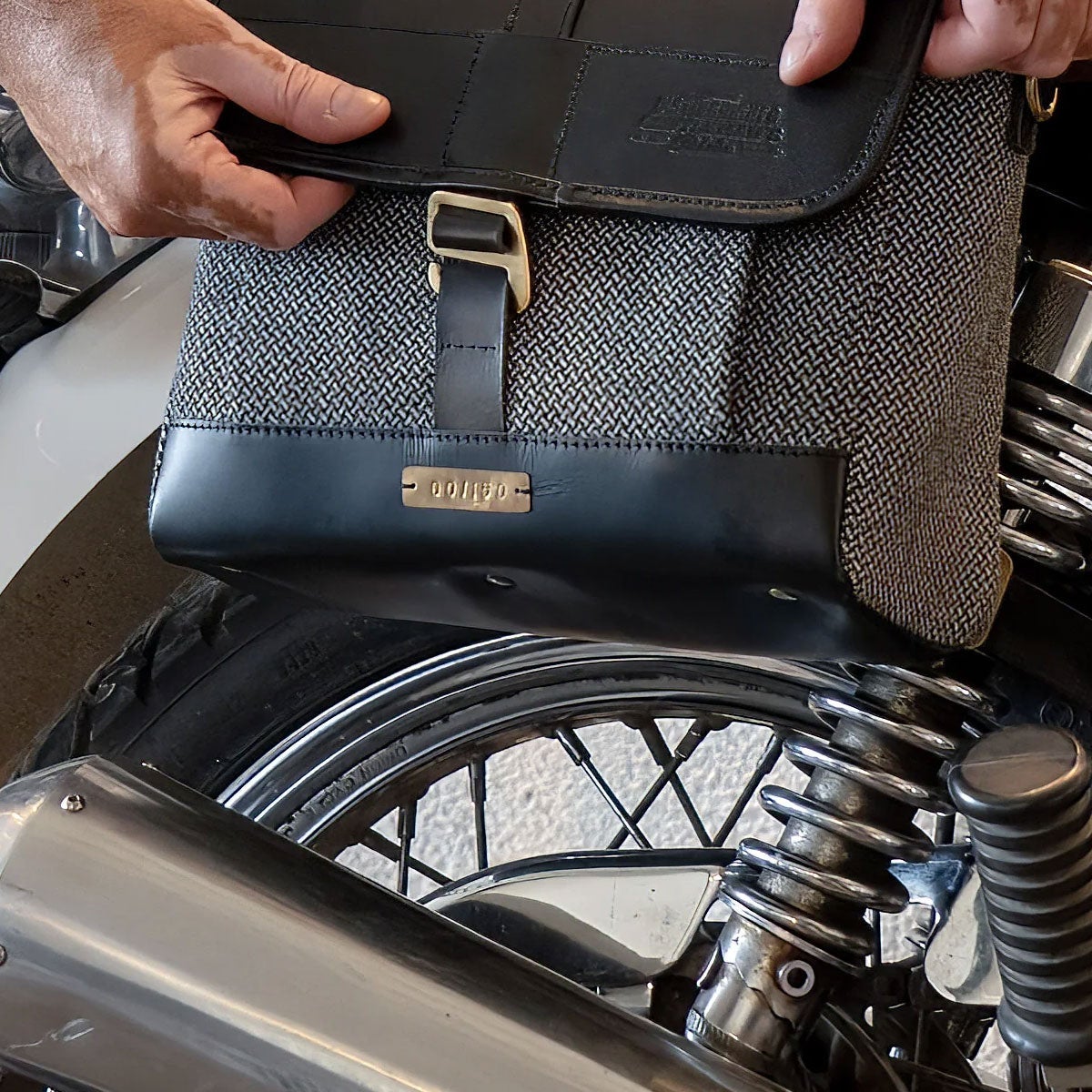 Trip Machine｜DGR × トリップマシン ウェイファーラー パニア｜バッグ｜コニャック｜使用イメージ