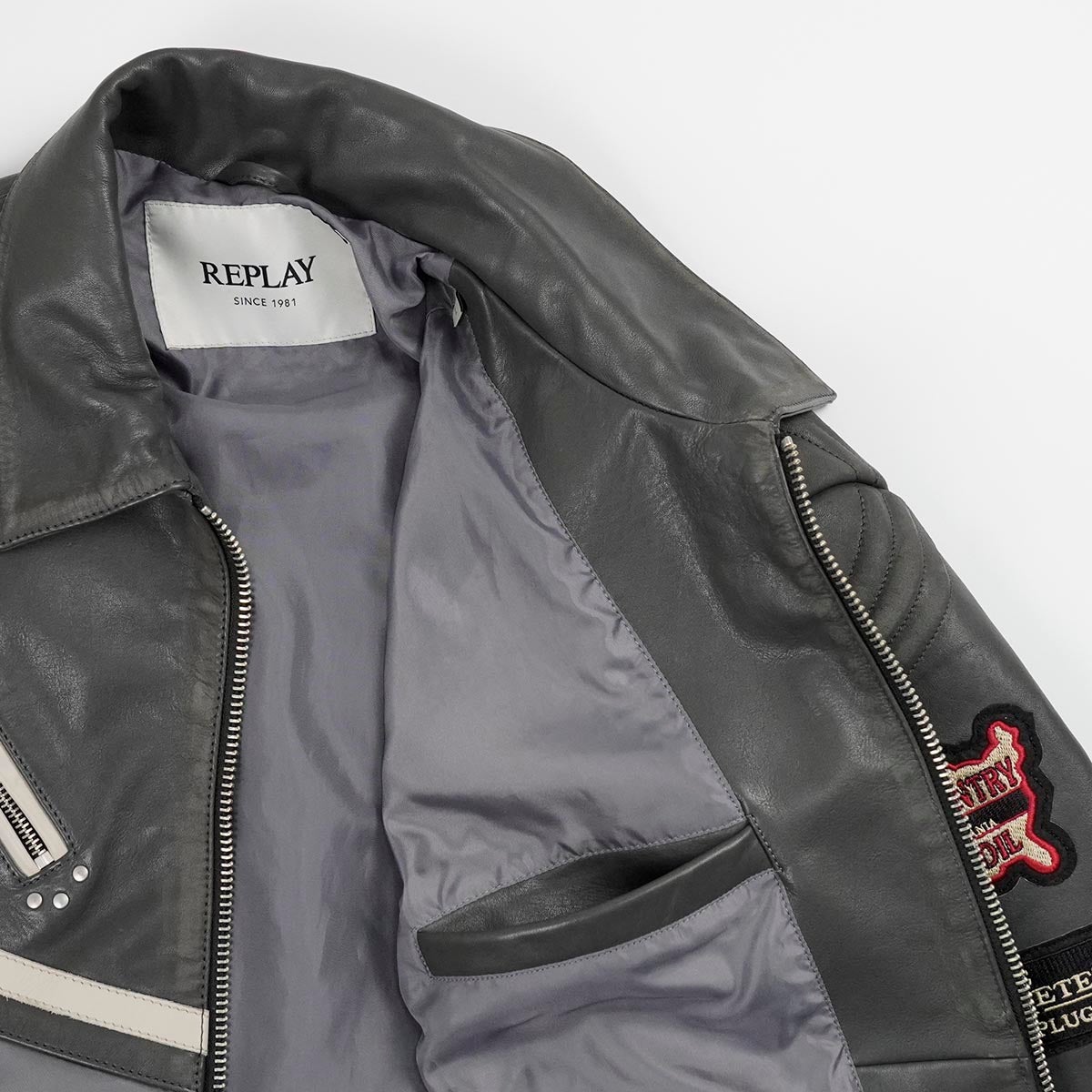 REPLAY｜ボーイフレンドフィット ウィメンズ レザーモーターサイクルジャケット｜アウター｜ダークグレー｜モデル着用