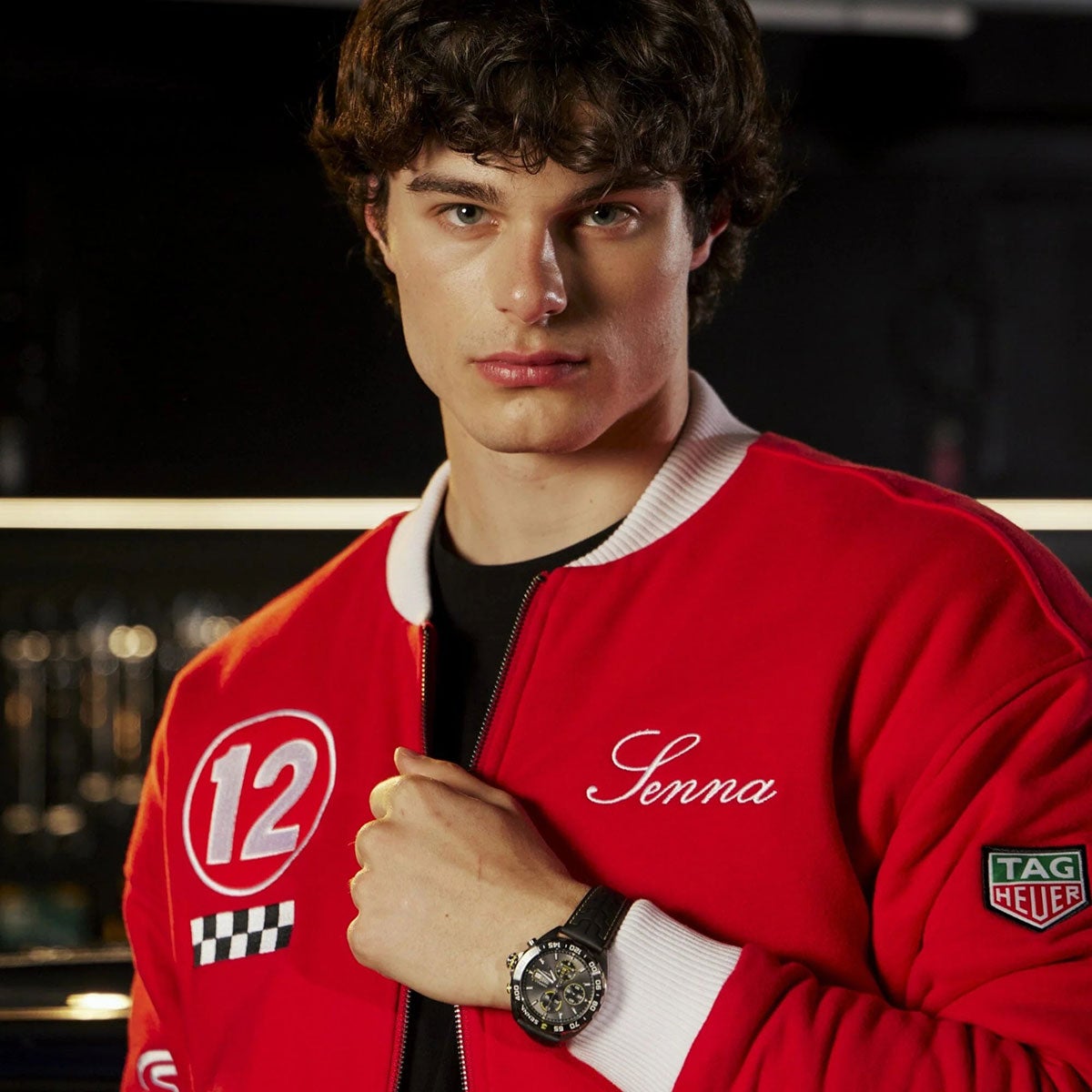 AyrtonSenna｜アイルトン・セナ×タグ・ホイヤー バーシティ ジャケット｜アウター｜レッド｜モデル着用