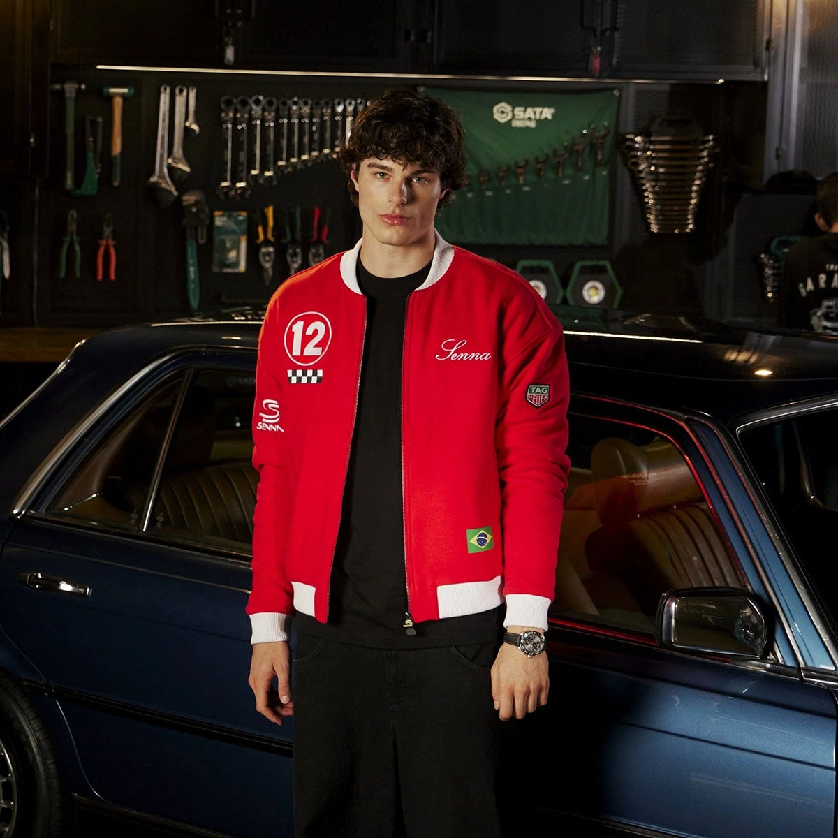AyrtonSenna｜アイルトン・セナ×タグ・ホイヤー バーシティ ジャケット｜アウター｜レッド｜モデル着用