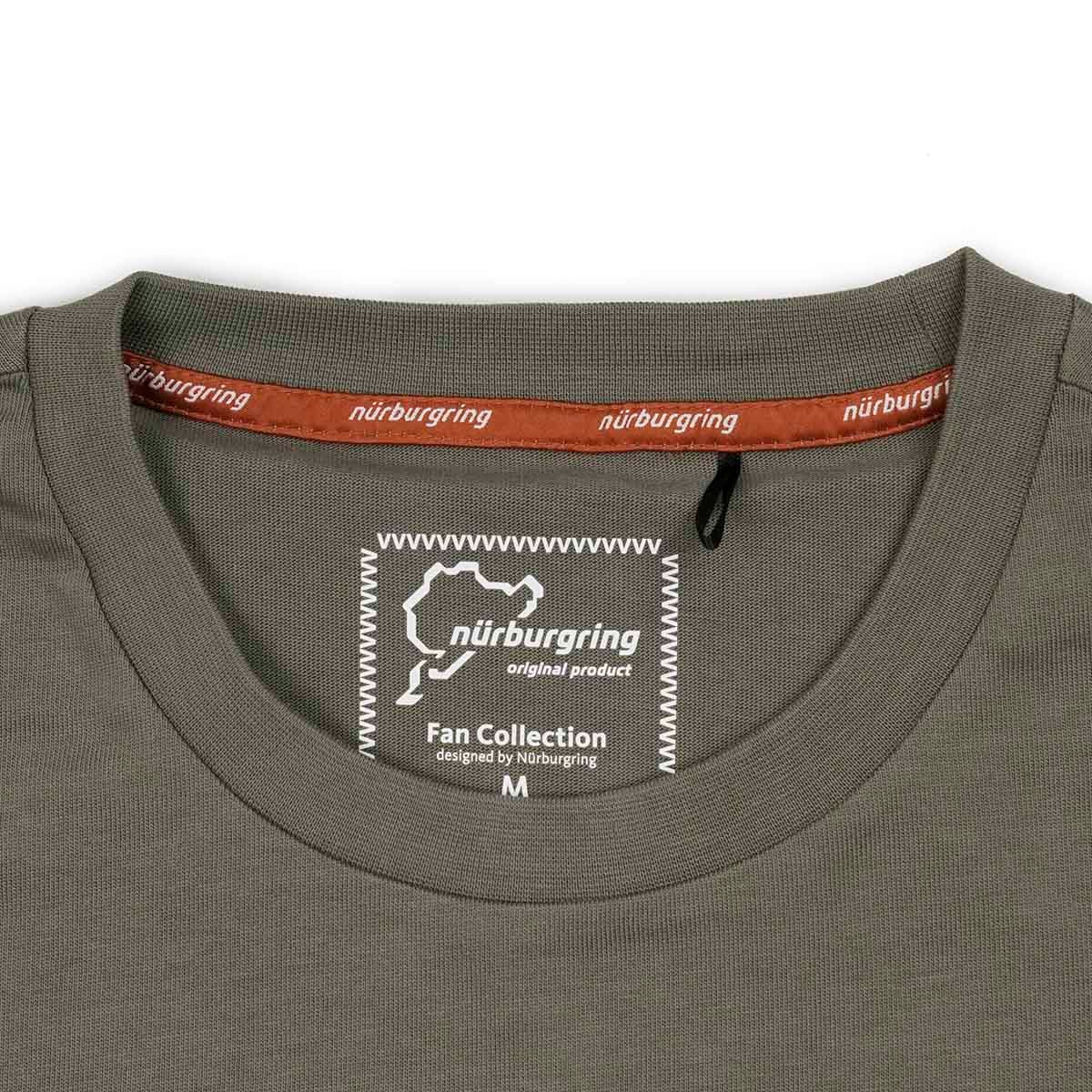 Nurburgring｜トラディション Tシャツ｜ウェア｜ブラウン｜モデル着用