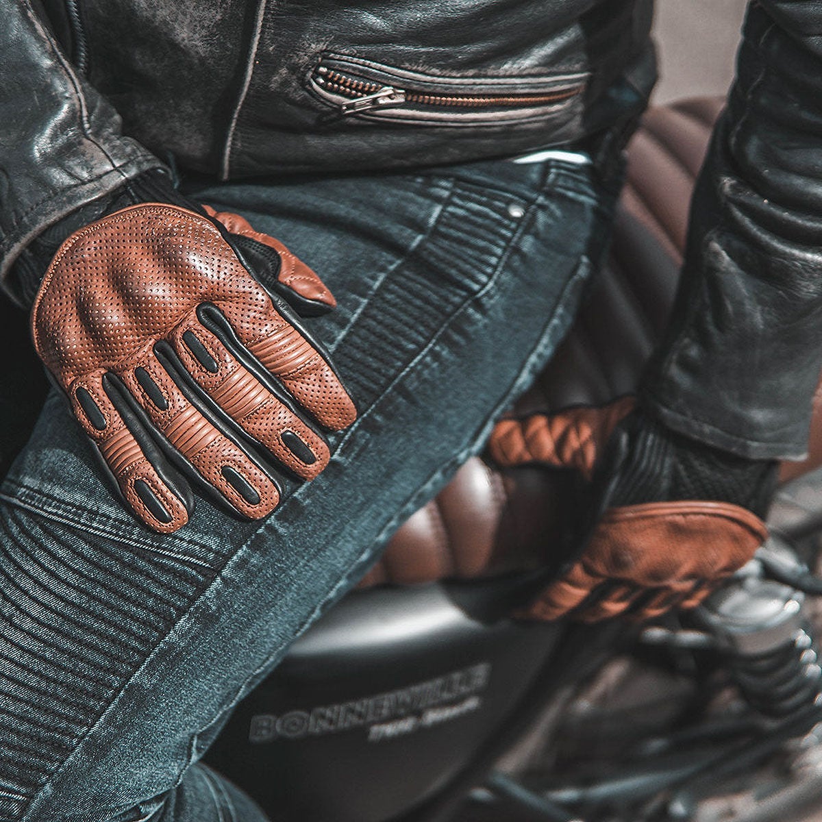 Goldtop｜シルク ラインド プレデター グローブ - ゴールドトップ×リターン・オブ・ザ・カフェ・レーサー｜3シーズン｜ブラック×ブラウン｜モデル着用