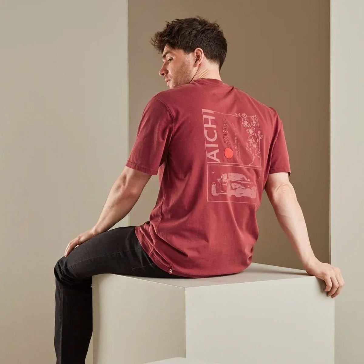 GR｜TGR メンズ アイチ オーバーサイズ Tシャツ｜ウェア｜バーガンディ｜モデル着用