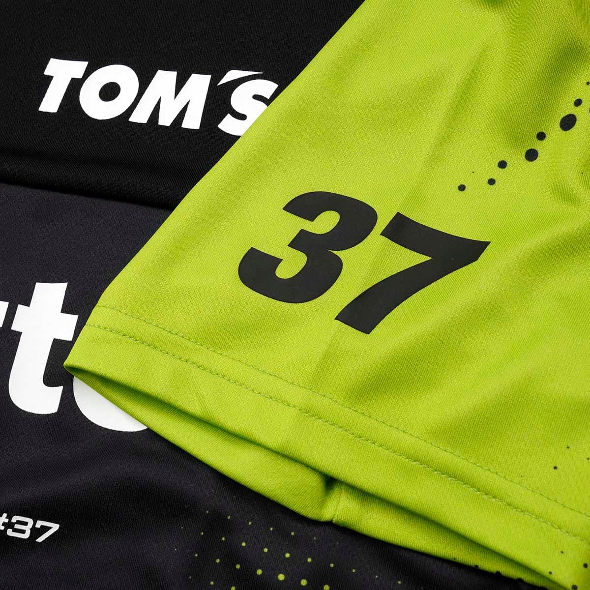 TOM'S｜2026 チームTシャツ #37｜ウェア｜ブラック×グリーン