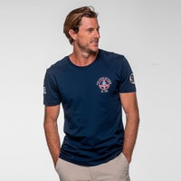 CLASSIC LEGEND MOTORS｜キャロル・シェルビー"427"Tシャツ｜ウェア｜マリンブルー｜モデル着用