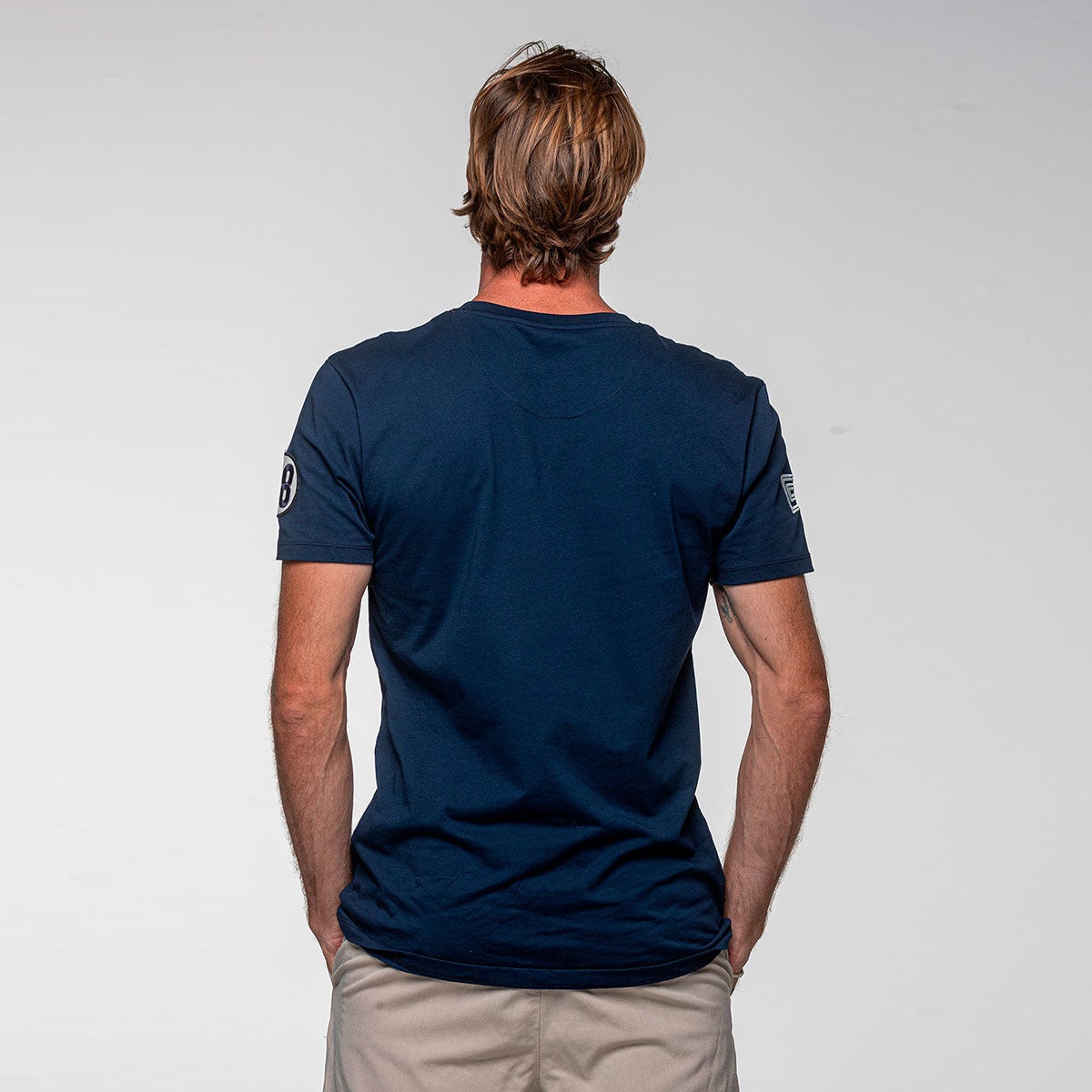 CLASSIC LEGEND MOTORS｜キャロル・シェルビー"427"Tシャツ｜ウェア｜マリンブルー｜モデル着用