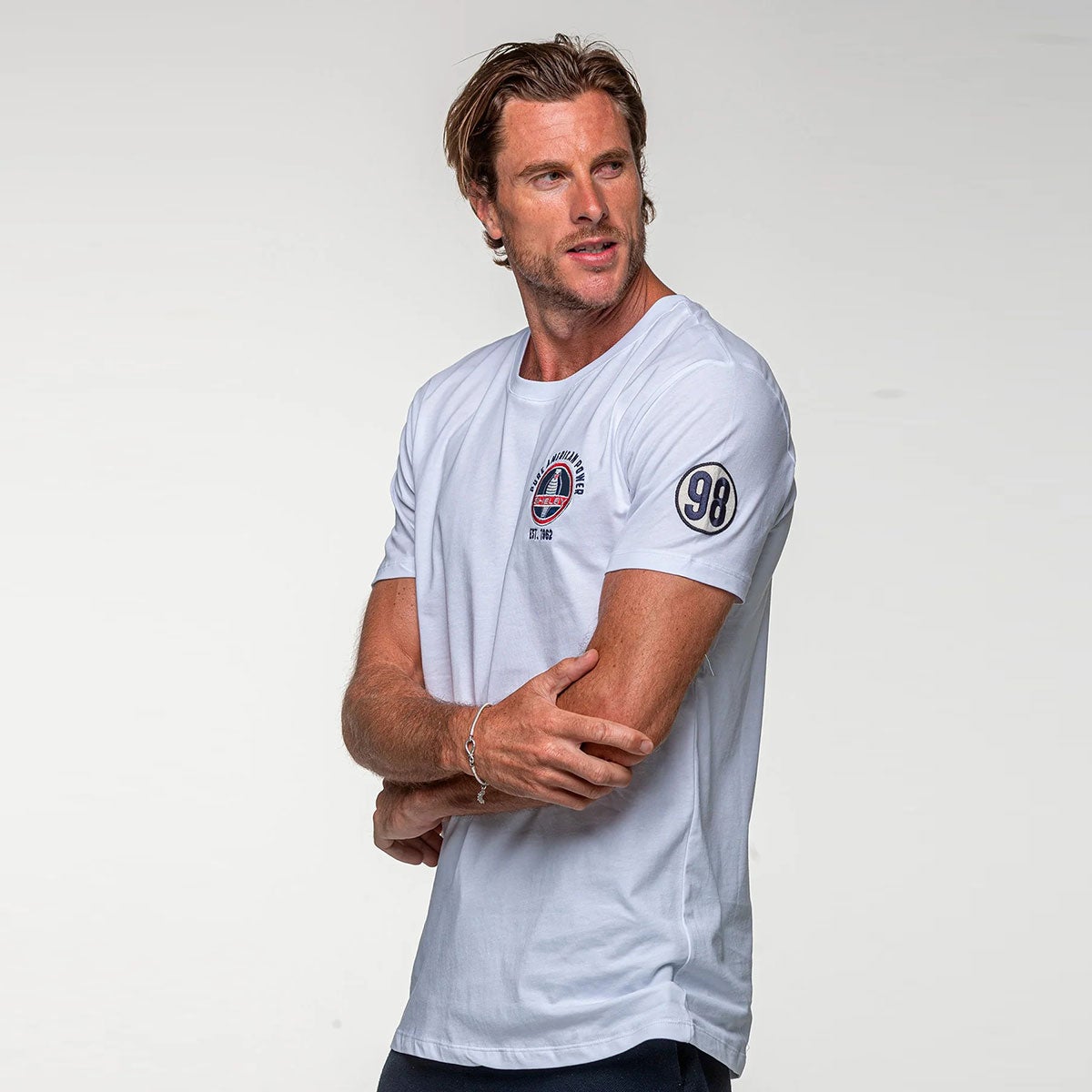 CLASSIC LEGEND MOTORS｜キャロル・シェルビー"427"Tシャツ｜ウェア｜ホワイト｜モデル着用