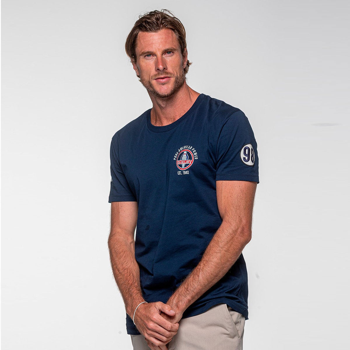 CLASSIC LEGEND MOTORS｜キャロル・シェルビー"427"Tシャツ｜ウェア｜マリンブルー｜モデル着用