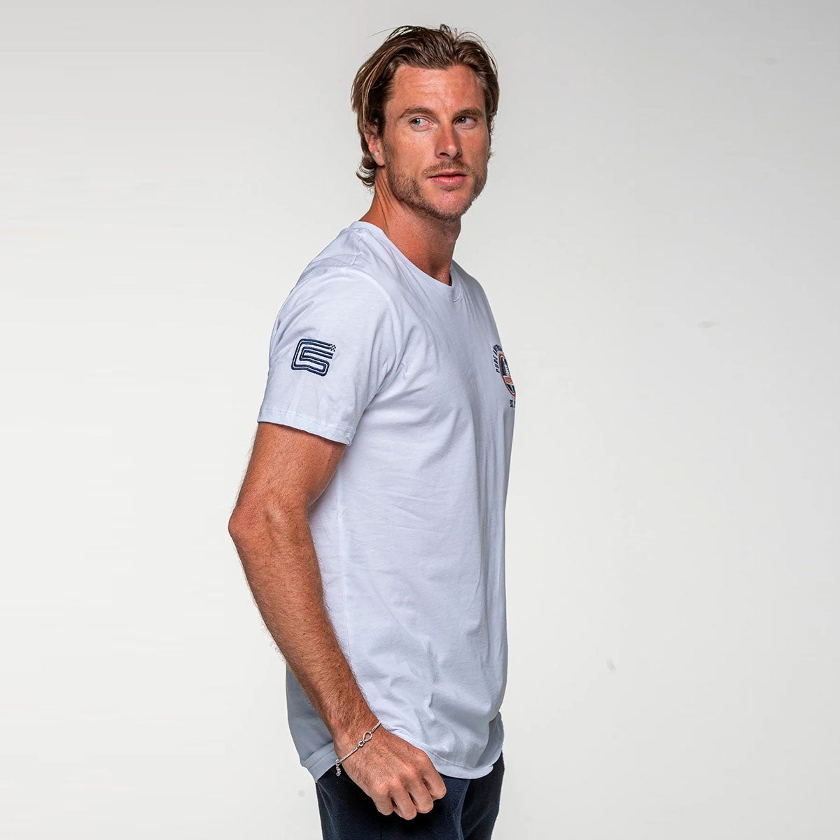 CLASSIC LEGEND MOTORS｜キャロル・シェルビー"427"Tシャツ｜ウェア｜ホワイト｜モデル着用