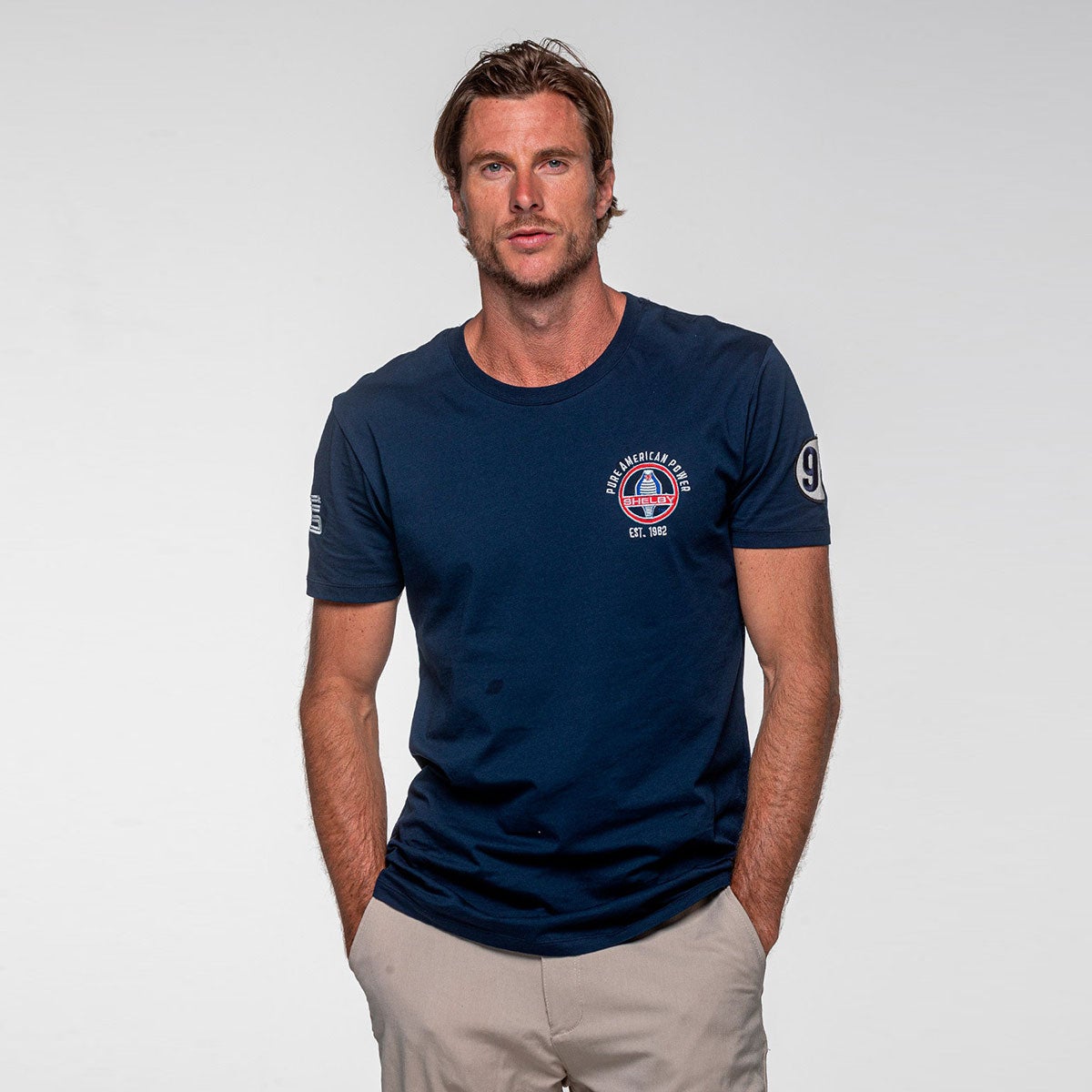 CLASSIC LEGEND MOTORS｜キャロル・シェルビー"427"Tシャツ｜ウェア｜マリンブルー｜モデル着用