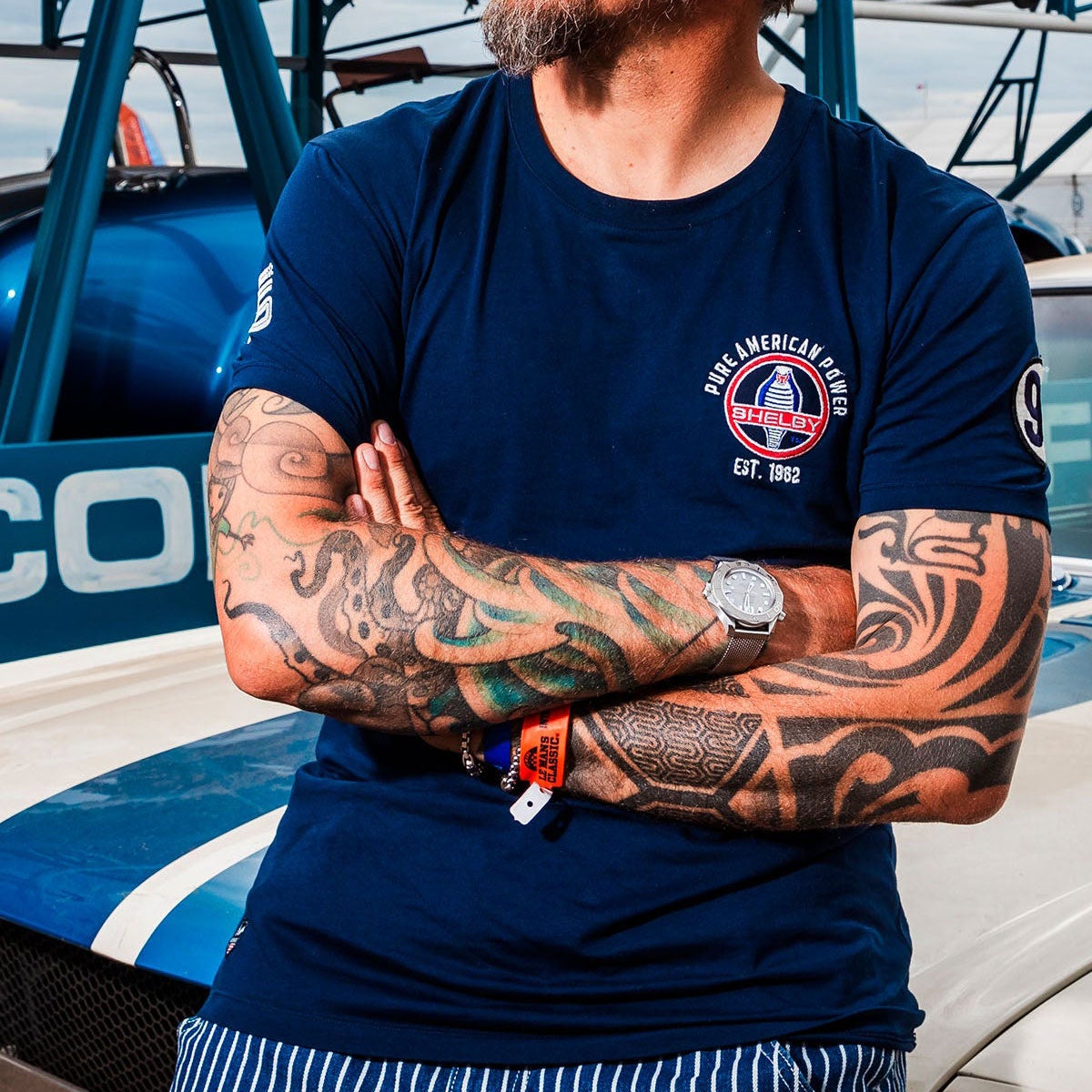 CLASSIC LEGEND MOTORS｜キャロル・シェルビー"427"Tシャツ｜ウェア｜マリンブルー｜モデル着用