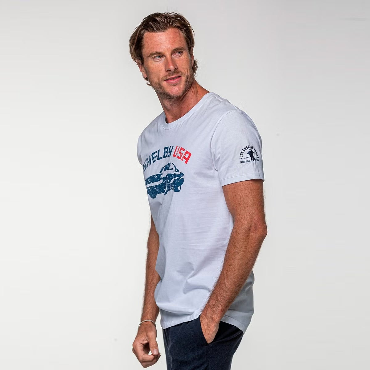 CLASSIC LEGEND MOTORS｜キャロル シェルビー"1959"Tシャツ｜ウェア｜ホワイト | モデル着用