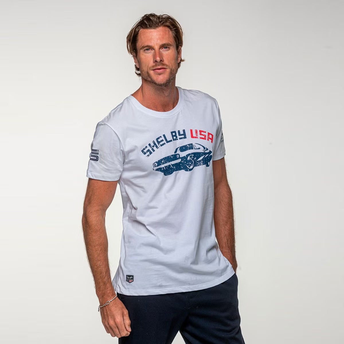 CLASSIC LEGEND MOTORS｜キャロル シェルビー"1959"Tシャツ｜ウェア｜ホワイト | モデル着用