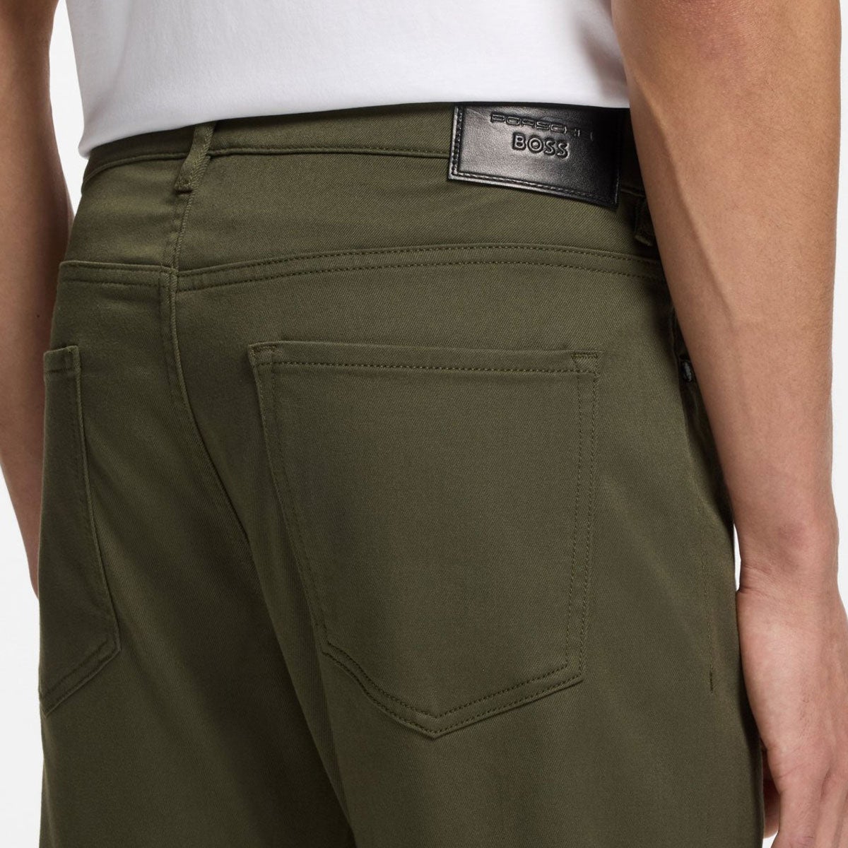 HUGO BOSS｜Porsche x BOSS テーパードフィットパンツ ストレッチデニム｜パンツ｜オリーブ｜モデル着用