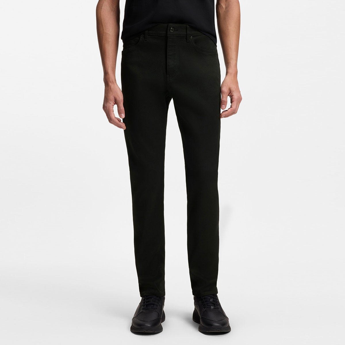 HUGO BOSS｜Porsche x BOSS テーパードフィットパンツ ストレッチデニム｜パンツ｜ブラック｜モデル着用