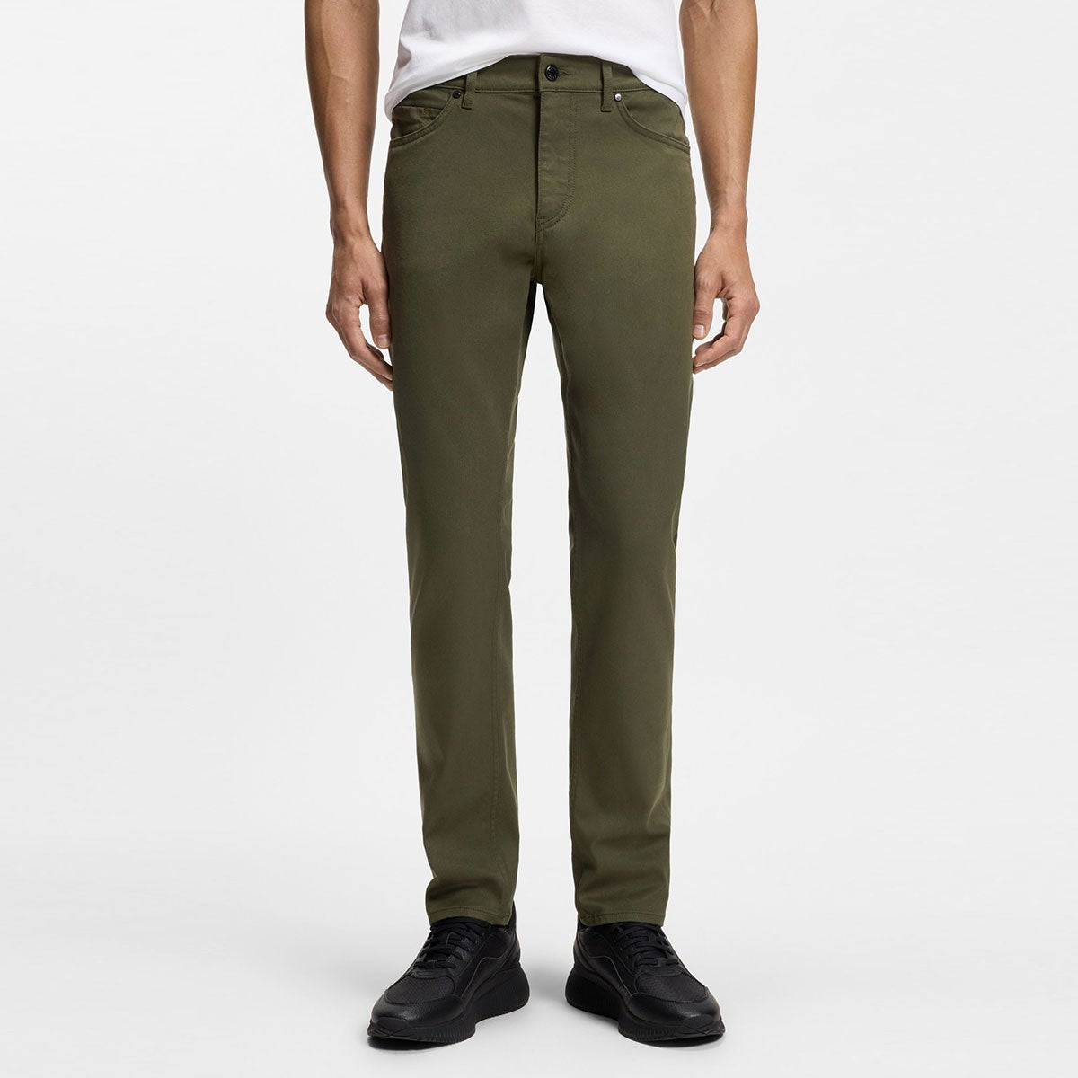 HUGO BOSS｜Porsche x BOSS テーパードフィットパンツ ストレッチデニム｜パンツ｜オリーブ｜モデル着用