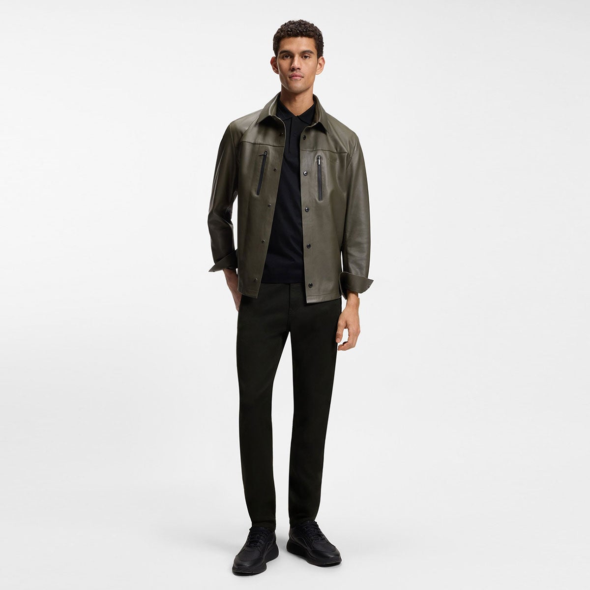 HUGO BOSS｜Porsche x BOSS テーパードフィットパンツ ストレッチデニム｜パンツ｜ブラック｜モデル着用