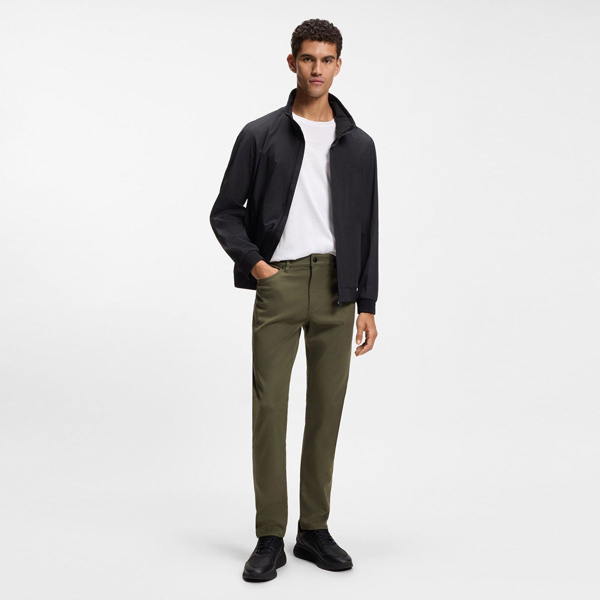 HUGO BOSS｜Porsche x BOSS テーパードフィットパンツ ストレッチデニム｜パンツ｜オリーブ｜モデル着用