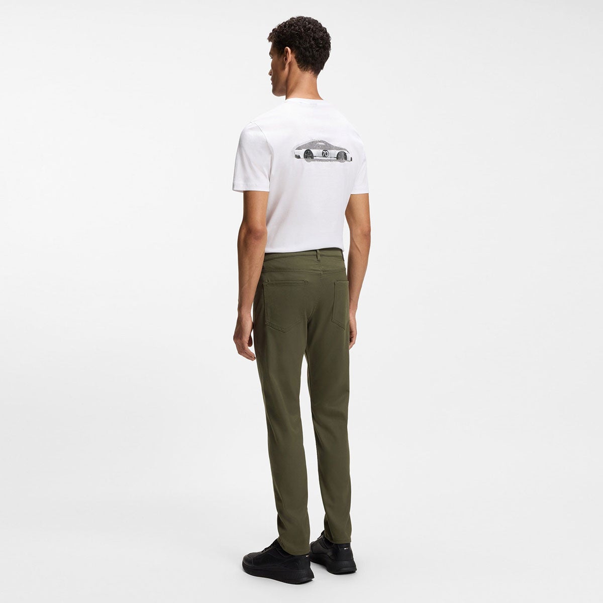 HUGO BOSS｜Porsche x BOSS テーパードフィットパンツ ストレッチデニム｜パンツ｜オリーブ｜モデル着用