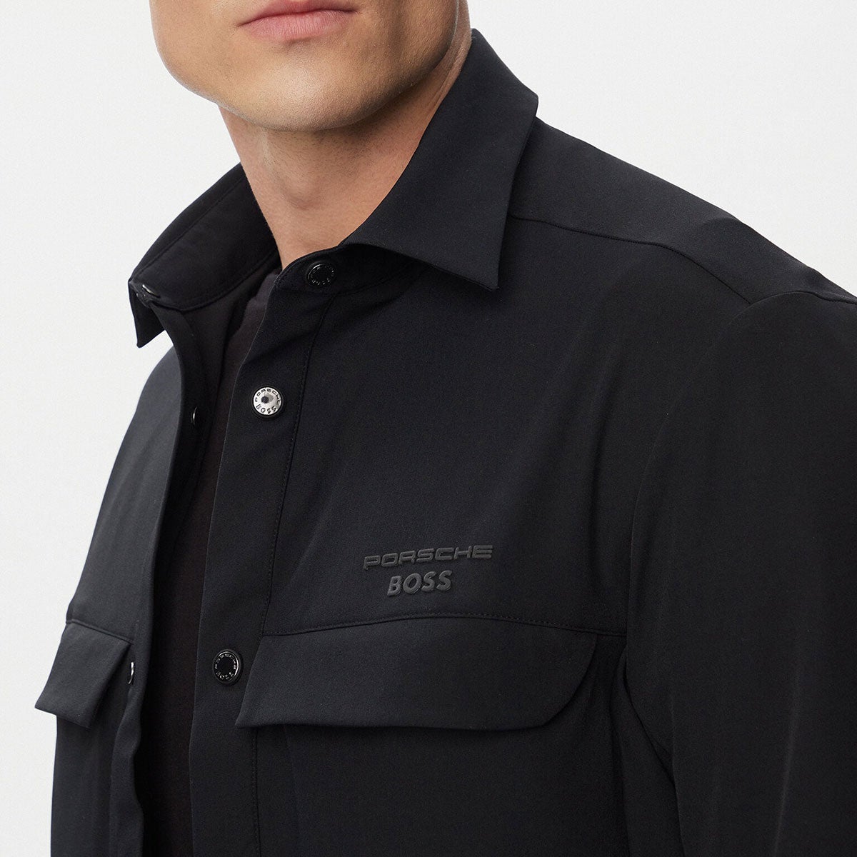 HUGO BOSS｜Porsche x BOSS エンボスロゴ シャツ｜トップス｜ブラック｜モデル着用