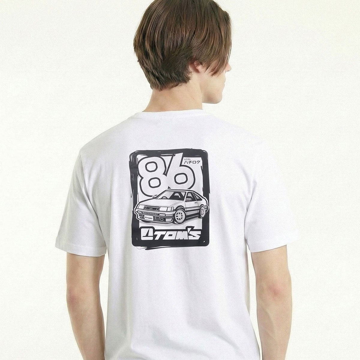 TOM'S｜AE86デザインTシャツ｜Tシャツ｜ホワイト｜モデル着用