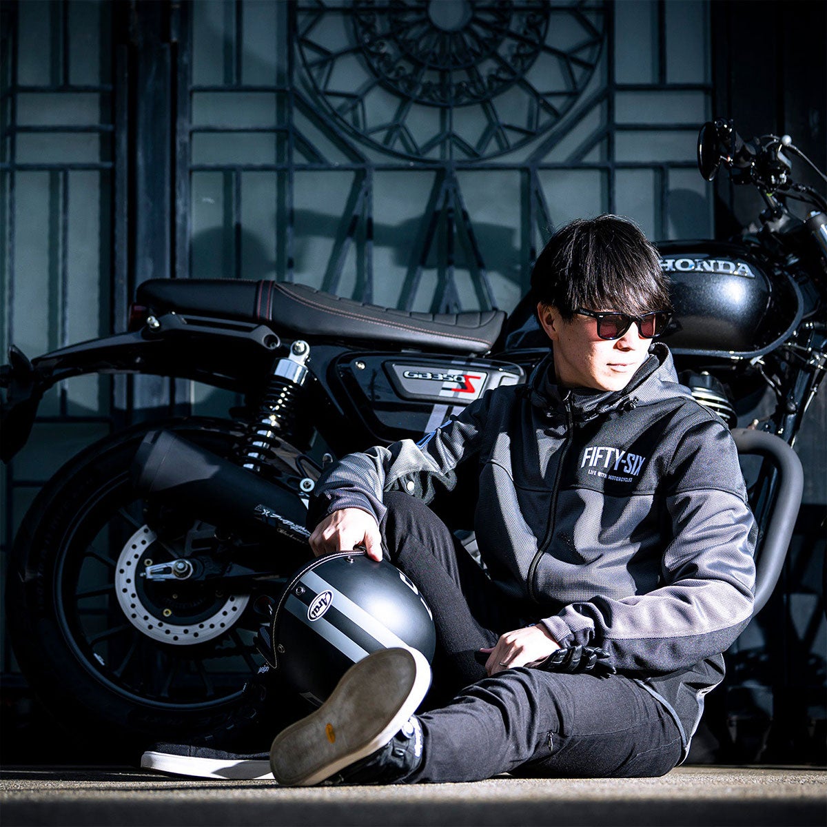 56design｜クォーター メッシュ パーカー｜アウター｜マットグレー×ブラック｜モデル着用