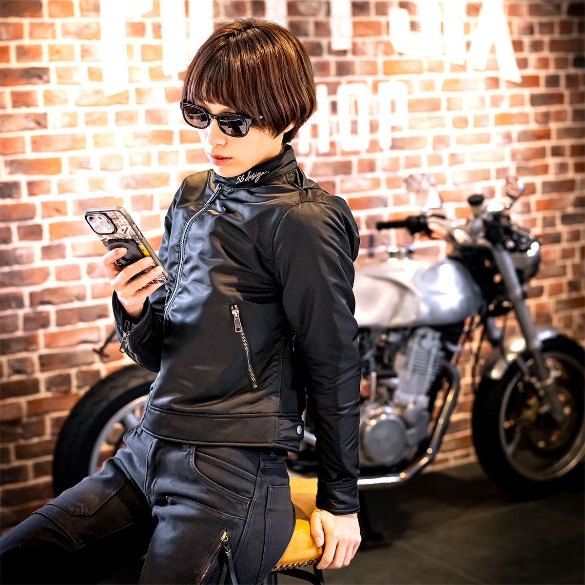 56design｜シグネチャー ライダース ジャケット｜アウター｜ブラック｜モデル着用