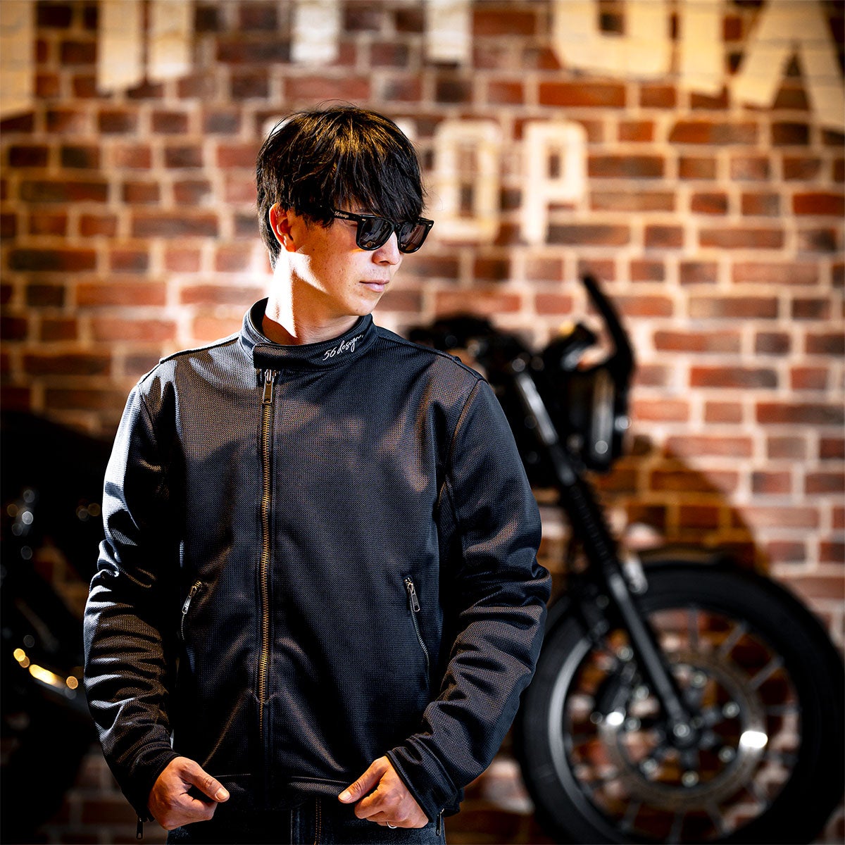 56design｜シグネチャー メッシュ ライダース｜アウター｜ブラック｜モデル着用