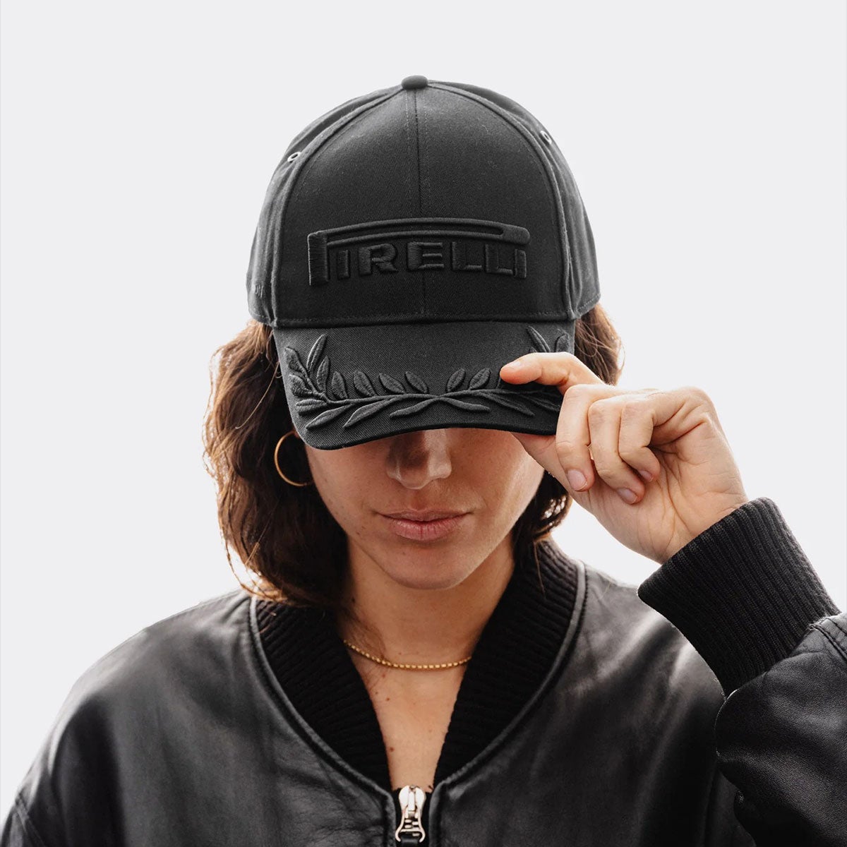 PIRELLI｜ピレリ ブラック ポディウムキャップ リミテッドエディション｜帽子｜ブラック｜モデル着用