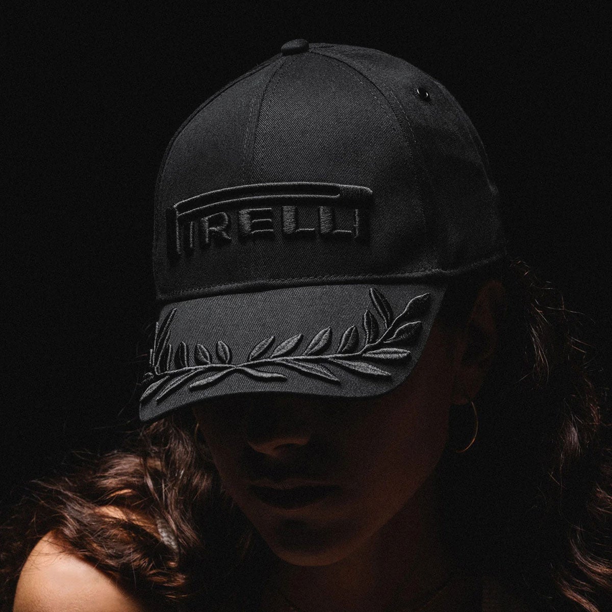 PIRELLI｜ピレリ ブラック ポディウムキャップ リミテッドエディション｜帽子｜ブラック｜モデル着用