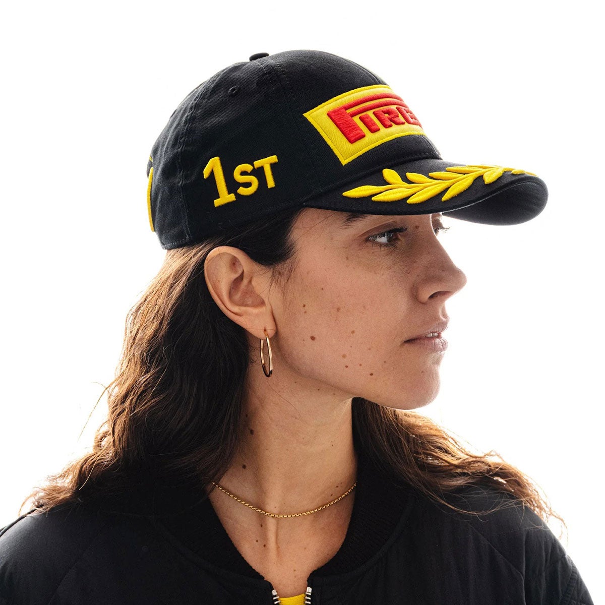 PIRELLI｜ピレリ 2026 ブラック ポディウムキャップ｜帽子｜ブラック｜モデル着用
