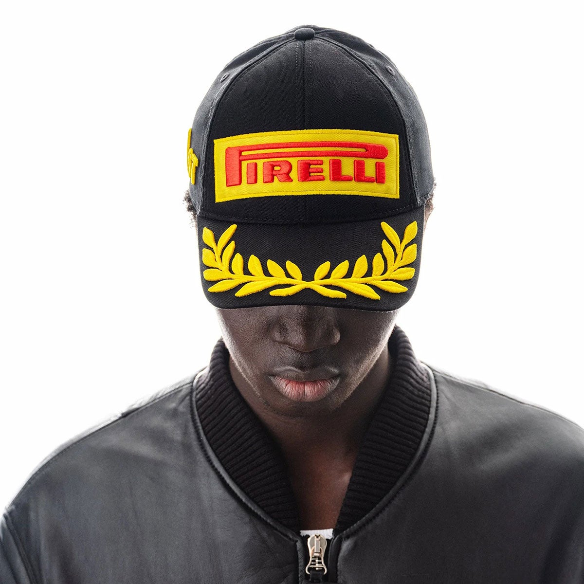 PIRELLI｜ピレリ 2026 ブラック ポディウムキャップ｜帽子｜ブラック｜モデル着用