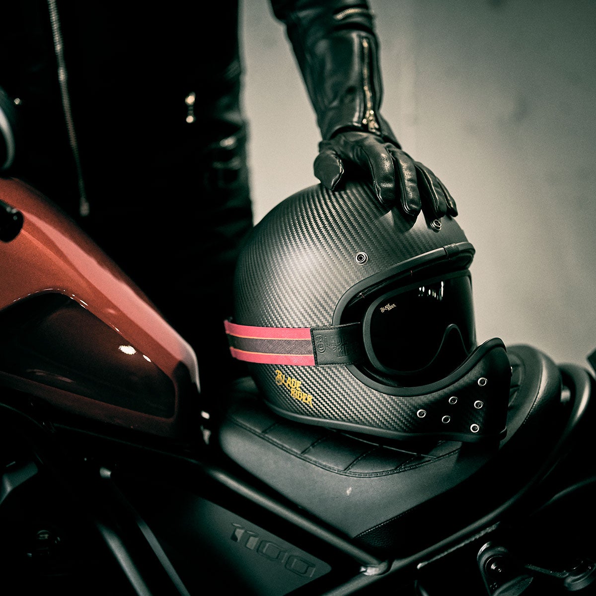 BLADE RIDER｜ブレイドライダー CARBON｜フルフェイス｜マットブラック｜モデル着用