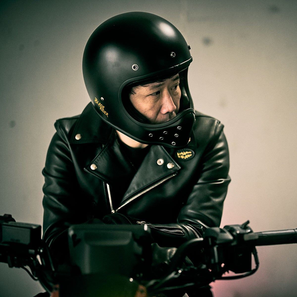BLADE RIDER｜ブレイドライダー FRP｜フルフェイス｜マットブラック｜モデル着用
