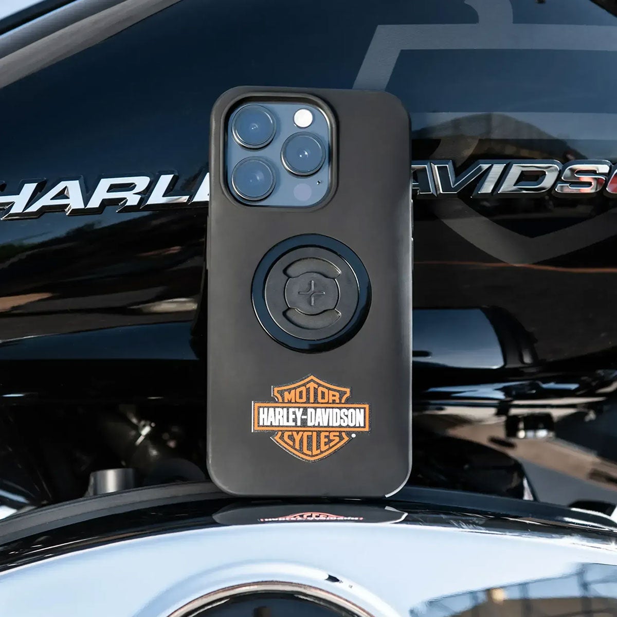 SP Connect｜Harley-Davidson クラシック B＆S スマートフォンケース　iPhone 16/17/Pro/Plus/ProMax｜雑貨｜ブラック｜使用イメージ