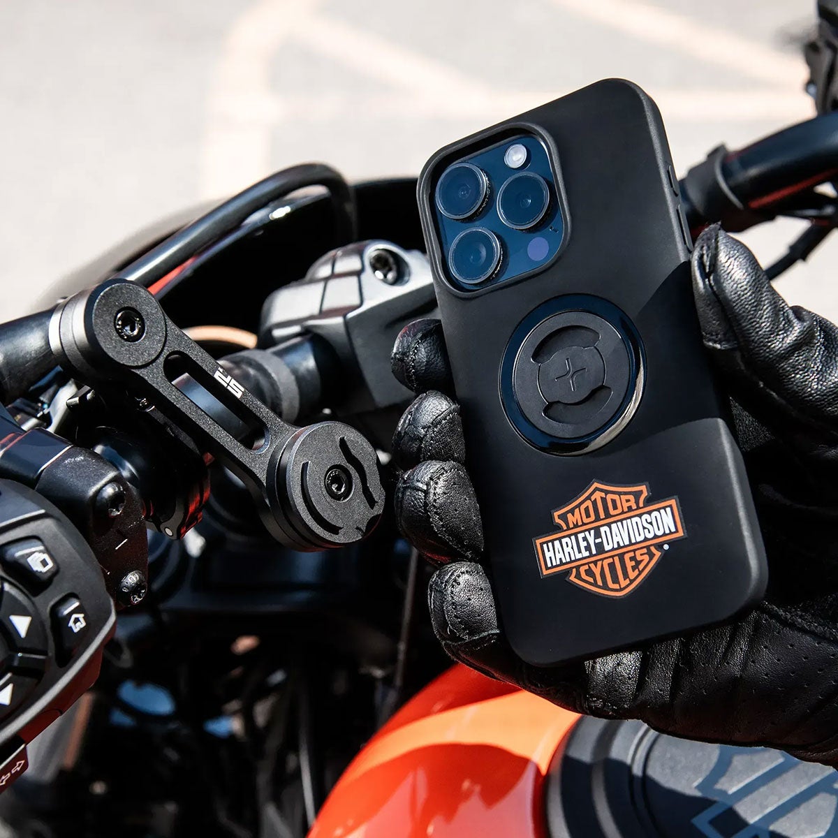 SP Connect｜Harley-Davidson クラシック B＆S スマートフォンケース　iPhone 16/17/Pro/Plus/ProMax｜雑貨｜ブラック｜使用イメージ