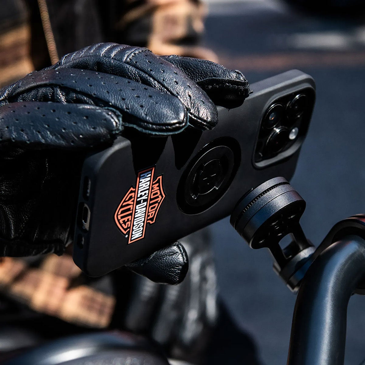 SP Connect｜Harley-Davidson クラシック B＆S スマートフォンケース　iPhone 16/17/Pro/Plus/ProMax｜雑貨｜ブラック｜使用イメージ