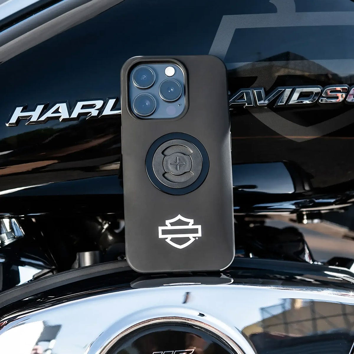 SP Connect｜Harley-Davidson B＆S スマートフォンケース　iPhone 16/17/Pro/Plus/ProMax｜雑貨｜ブラック｜使用イメージ