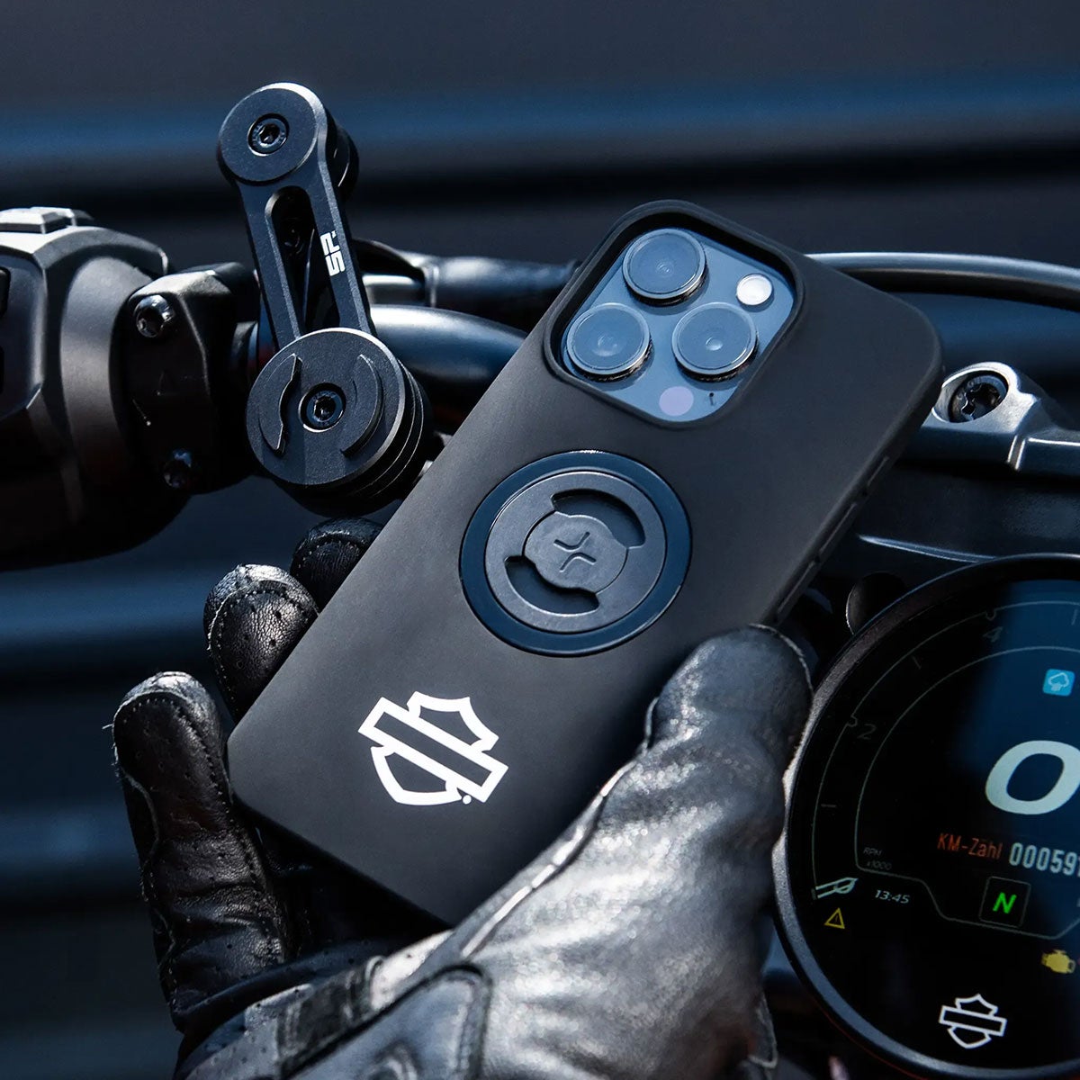 SP Connect｜Harley-Davidson B＆S スマートフォンケース　iPhone 16/17/Pro/Plus/ProMax｜雑貨｜ブラック｜使用イメージ