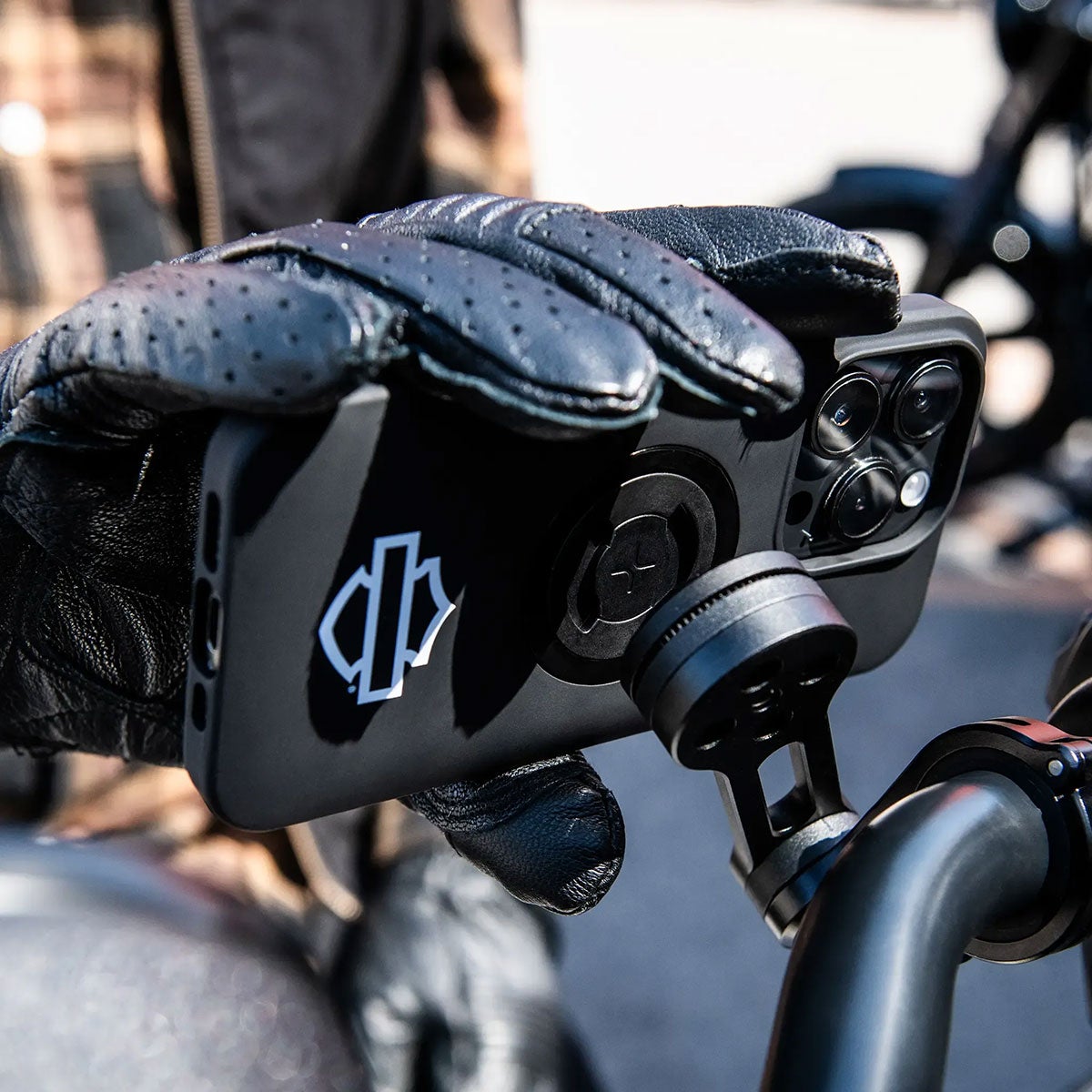 SP Connect｜Harley-Davidson B＆S スマートフォンケース　iPhone 16/17/Pro/Plus/ProMax｜雑貨｜ブラック｜使用イメージ