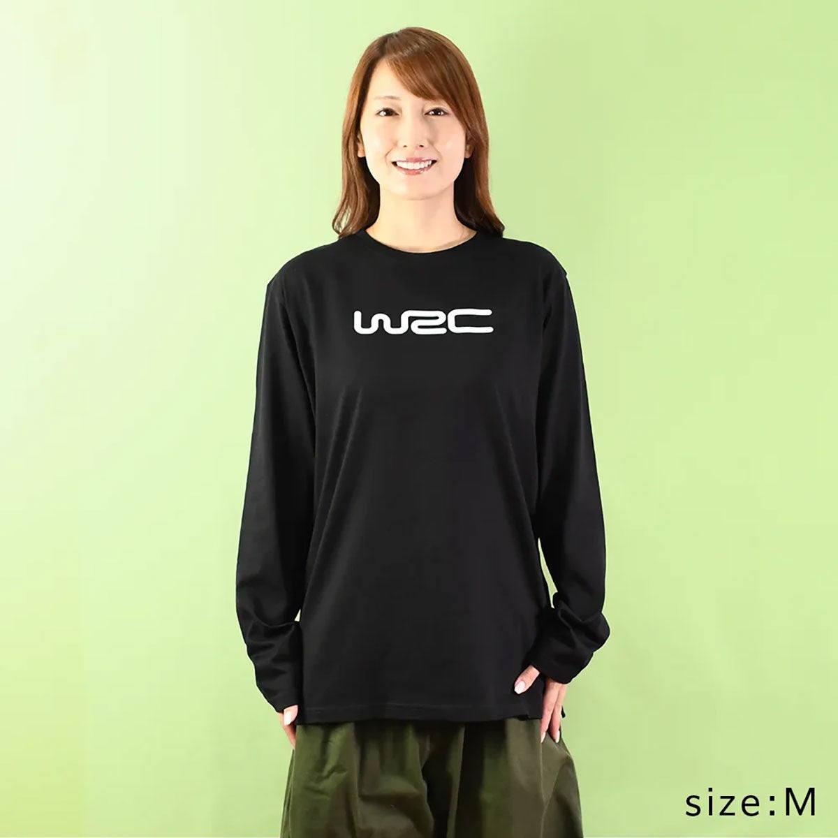 WRC｜WRC ポイントロゴ ロンT｜ロングスリーブ｜ブラック｜モデル着用
